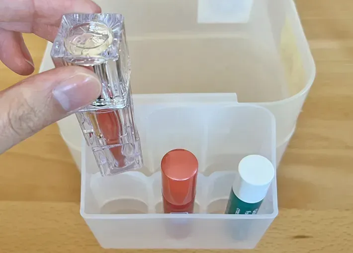 コスメを収納した『薬味チューブポケット』の写真（撮影：grapeライフハック編集部）