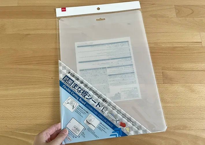 ダイソー『抗菌まな板シート』の写真（撮影：grapeライフハック編集部）