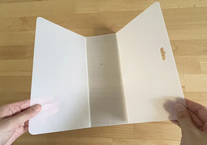 折り曲げたまな板シートの写真（撮影：grapeライフハック編集部）