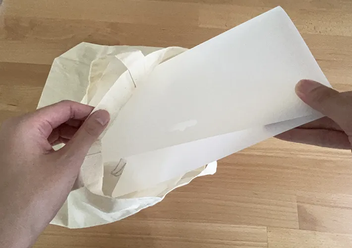 まな板シートをトートバッグに入れている写真（撮影：grapeライフハック編集部）