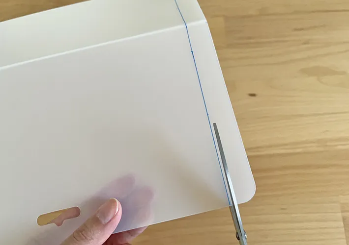 まな板シートをカットしている写真（撮影：grapeライフハック編集部）