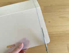 まな板シートをカットしている写真（撮影：grapeライフハック編集部）