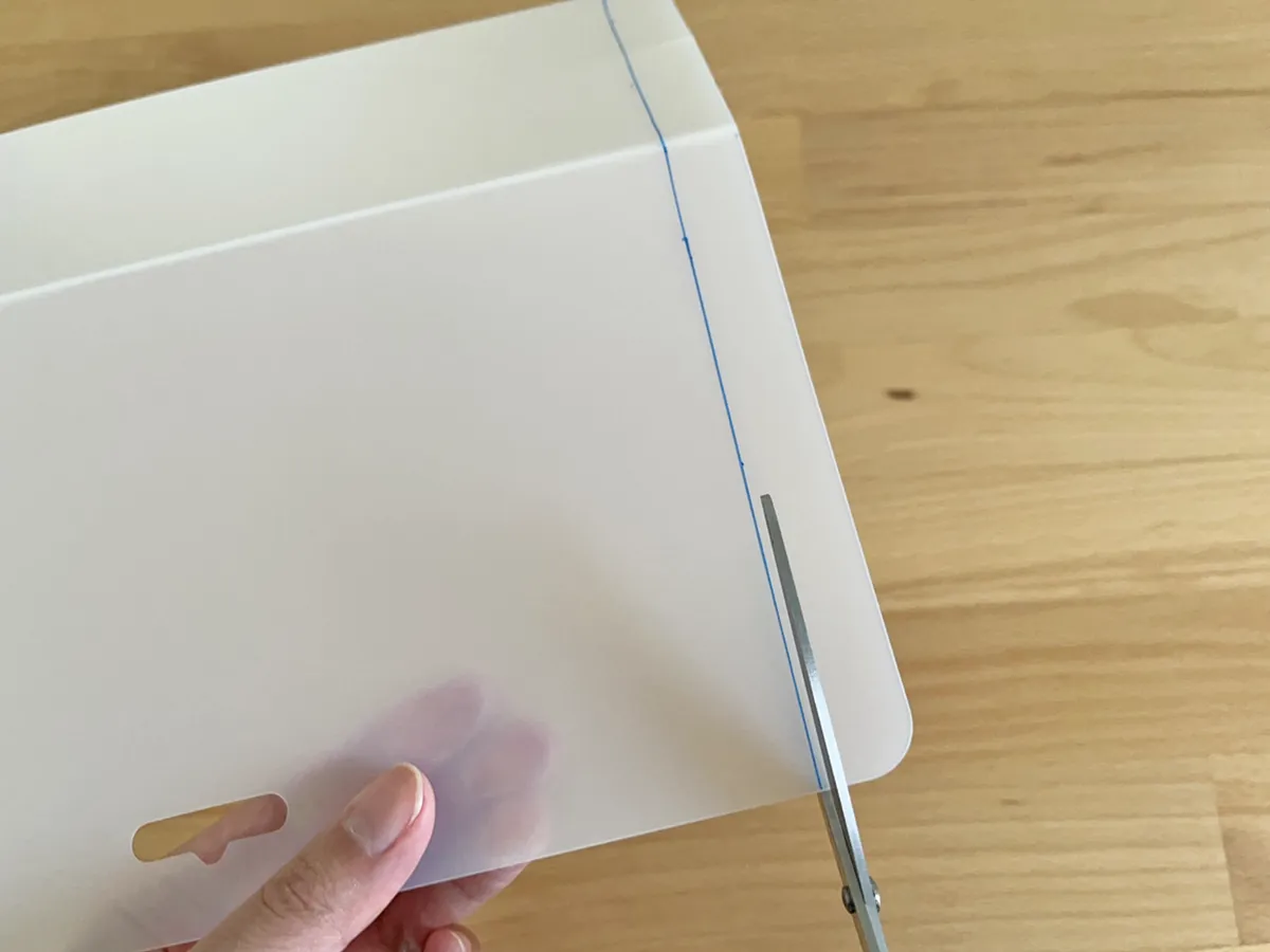 まな板シートをカットしている写真（撮影：grapeライフハック編集部）