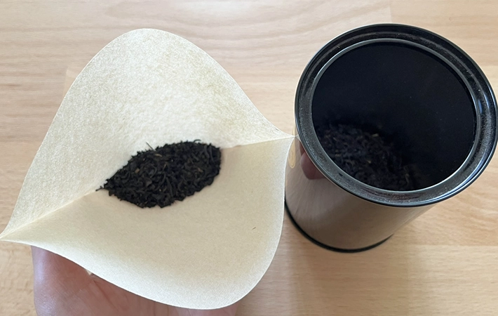 コーヒーフィルターに入れた紅茶の茶葉の写真（撮影：grapeライフハック編集部）