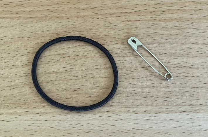 ヘアゴムと安全ピンの写真（撮影：grapeライフハック編集部）