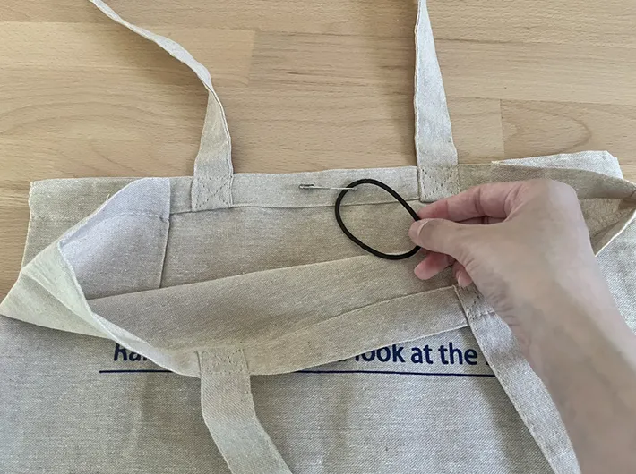 トートバッグにつけたヘアゴムの写真（撮影：grapeライフハック編集部）