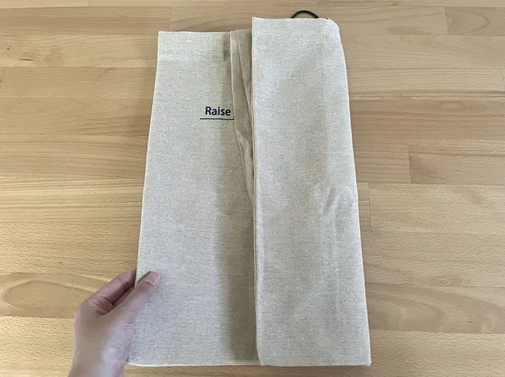 トートバッグを折りたたんでいる写真（撮影：grapeライフハック編集部）