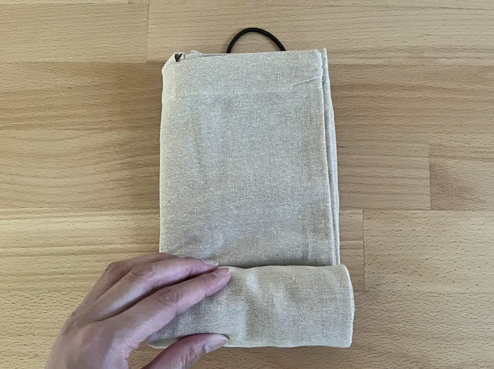 トートバッグを折りたたんでいる写真（撮影：grapeライフハック編集部）