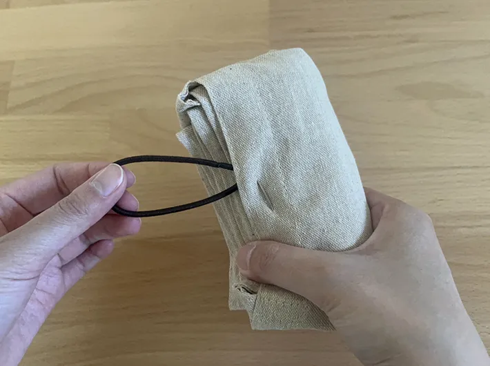 折りたたんだトートバッグの写真（撮影：grapeライフハック編集部）