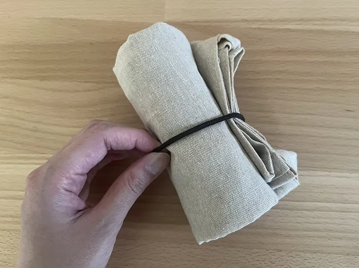 コンパクトに折りたたんだトートバッグの写真（撮影：grapeライフハック編集部）