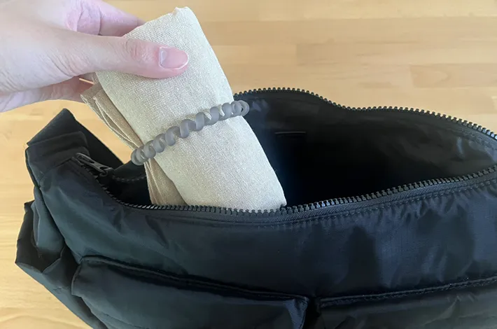 スプリングゴムをつけたトートバッグの写真（撮影：grapeライフハック編集部）