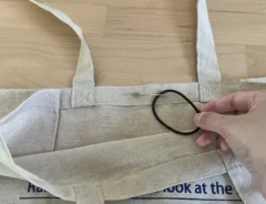 トートバッグにつけたヘアゴムの写真（撮影：grapeライフハック編集部）