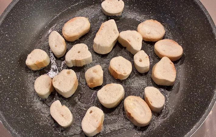 『麩で染みチョコラスク』を作る写真（撮影：エニママ）