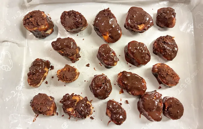 『麩で染みチョコラスク』を作る写真（撮影：エニママ）