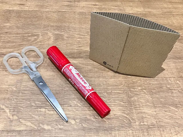 コーヒースリーブでスマホスタンドを作る際の材料を紹介する（撮影：grapeライフハック編集部）