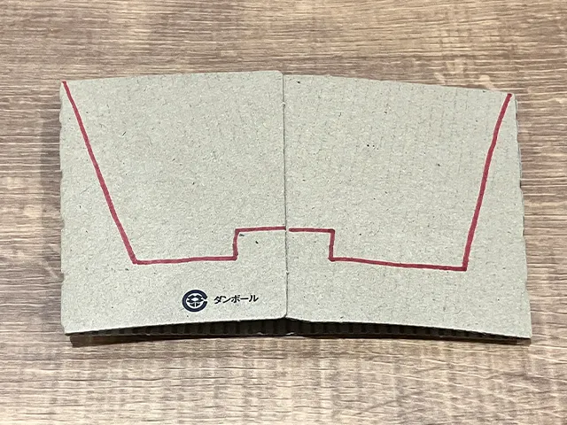 コーヒースリーブに線を引く（撮影：grapeライフハック編集部）