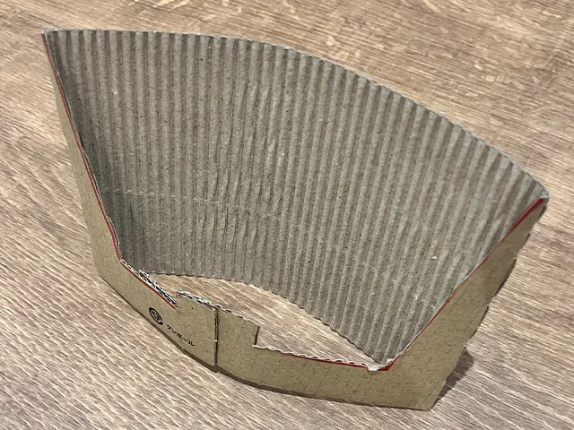 コーヒースリーブでスマホスタンドを作る（撮影：grapeライフハック編集部）