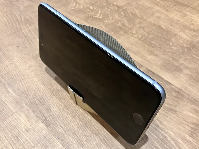 コーヒースリーブでスマホスタンドを作り、スマホを立てる（撮影：grapeライフハック編集部）