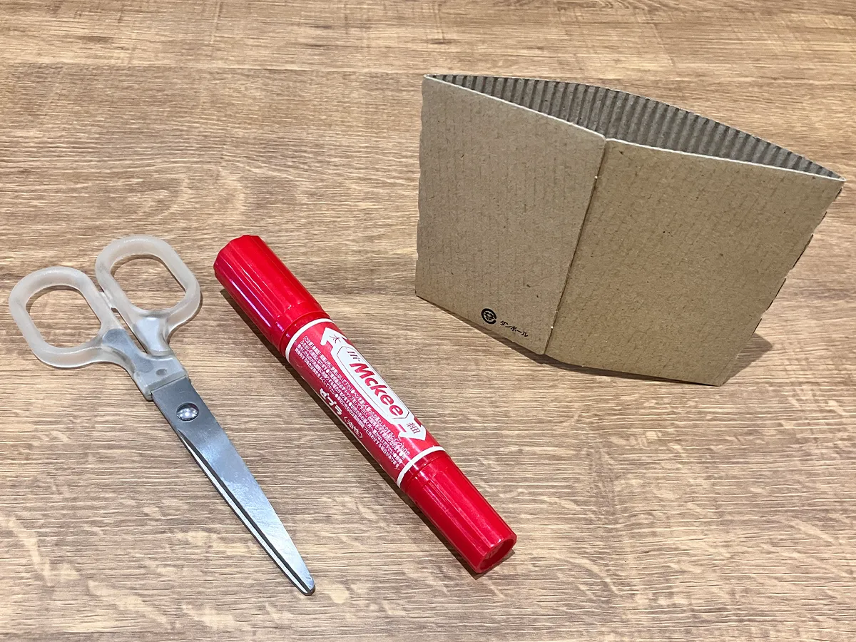 コーヒースリーブでスマホスタンドを作る際の材料を紹介する（撮影：grapeライフハック編集部）