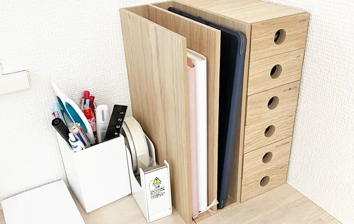 『机の上の文房具と小物入れ』の写真（撮影：Classy Life）