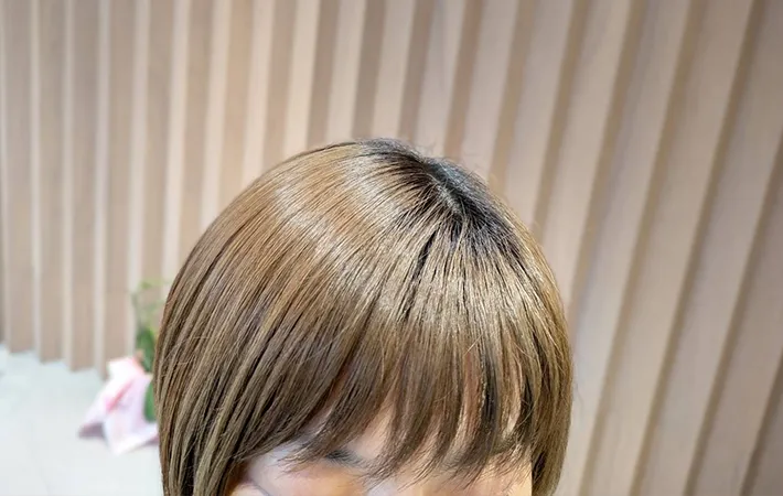 自然な質感の前髪の写真