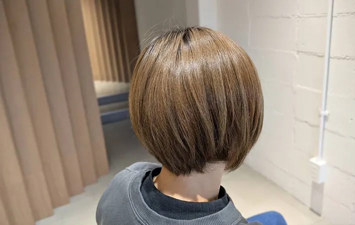 ペタンとした髪の写真