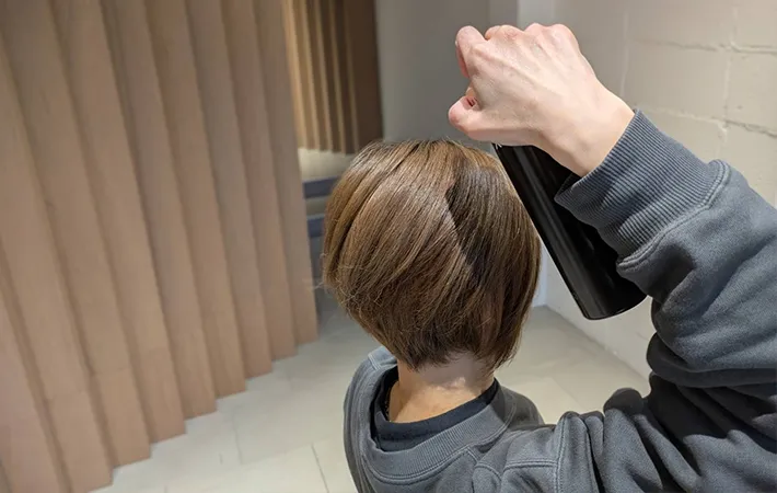 髪の表面にスプレーする写真