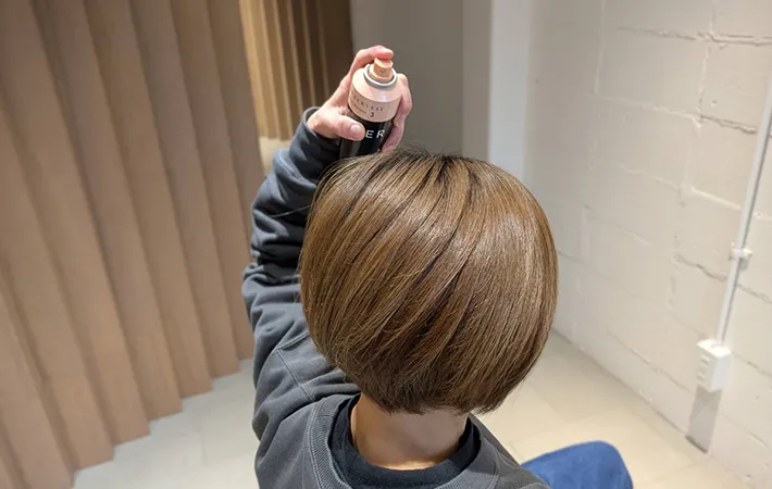 髪の表面にスプレーする写真