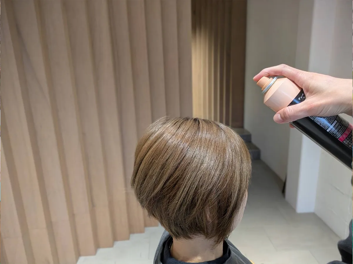 髪の表面にスプレーする写真