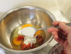 ヨーグルト入り玉子焼きを作る写真(画像提供:沖多恵子)