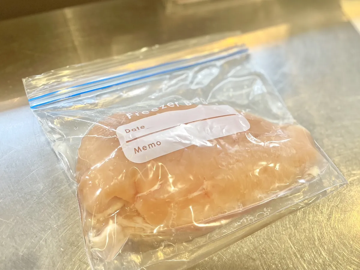 ブライン液に漬けた鶏肉の写真（画像提供：沖多恵子）