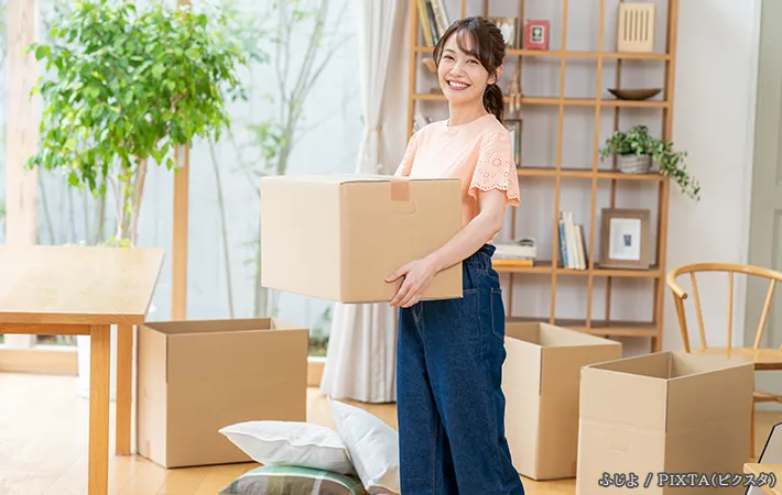 引っ越しの準備をする女性の写真