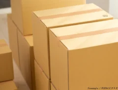 梱包したダンボールの写真