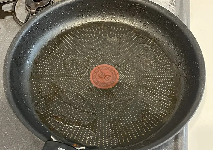 油で汚れたフライパンの写真（撮影：grapeライフハック編集部）