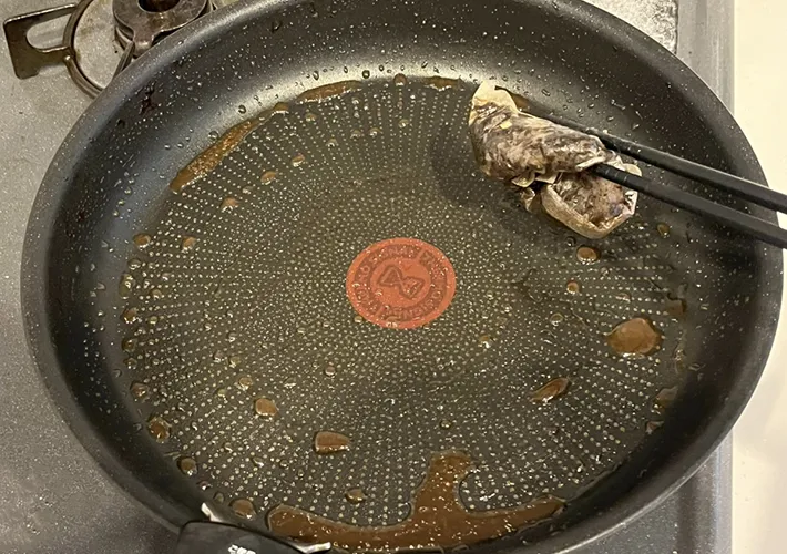 フライパンを麦茶パックでこすり終わった写真（撮影：grapeライフハック編集部）