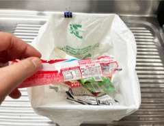 ブックエンドでゴミ箱を作る方法（撮影：grapeライフハック編集部）