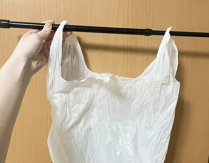 つっぱり棒に通したポリ袋の写真（撮影：grapeライフハック編集部）
