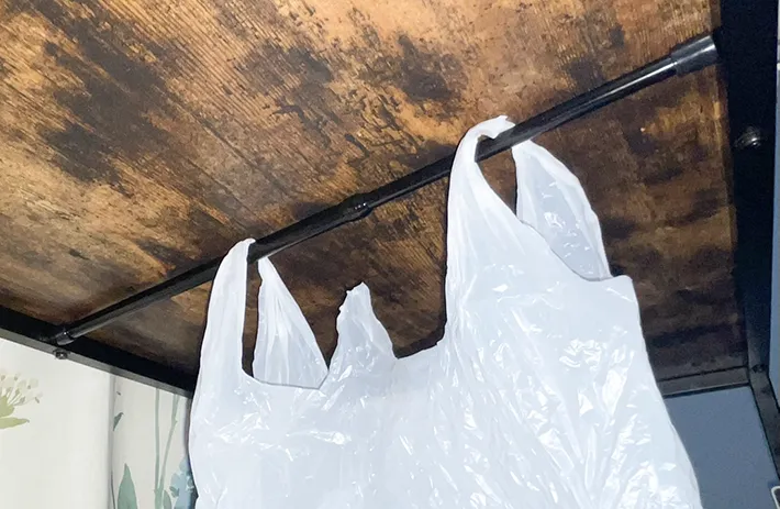 机の下に設置したポリ袋の写真（撮影：grapeライフハック編集部）
