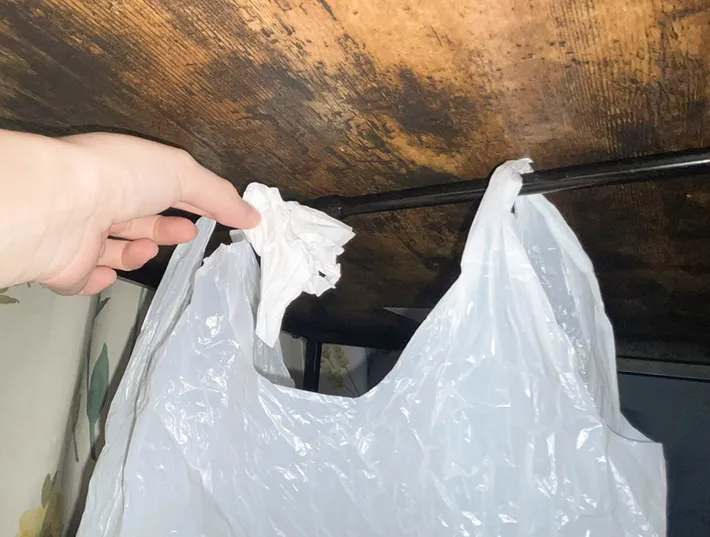 机の下に設置したポリ袋の写真（撮影：grapeライフハック編集部）