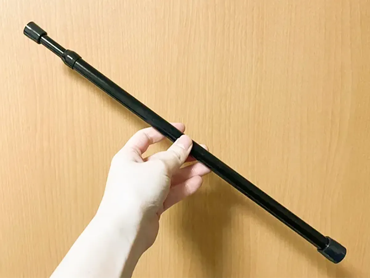 つっぱり棒に通したポリ袋の写真（撮影：grapeライフハック編集部）