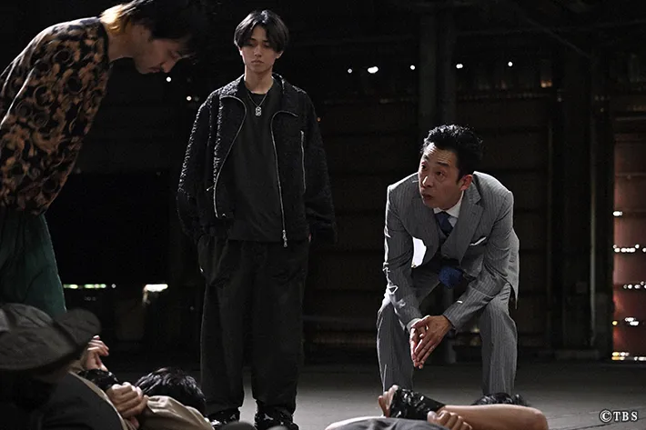 『リブート』に出演する北村有起哉さんと永瀬廉さんが写る場面写真