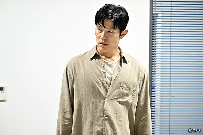 『リブート』に出演する鈴木亮平さんが写る場面写真