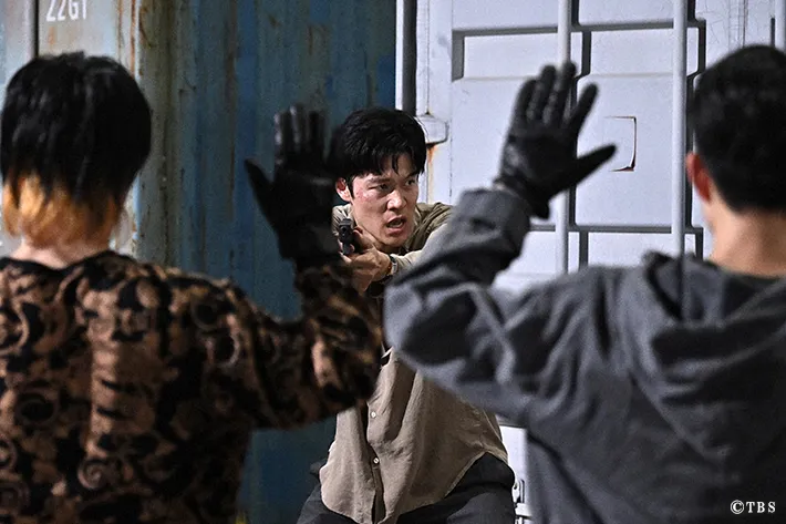 『リブート』に出演する鈴木亮平さんが写る場面写真