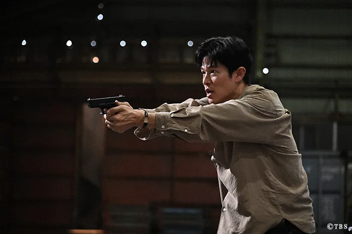 『リブート』に出演する鈴木亮平さんが写る場面写真