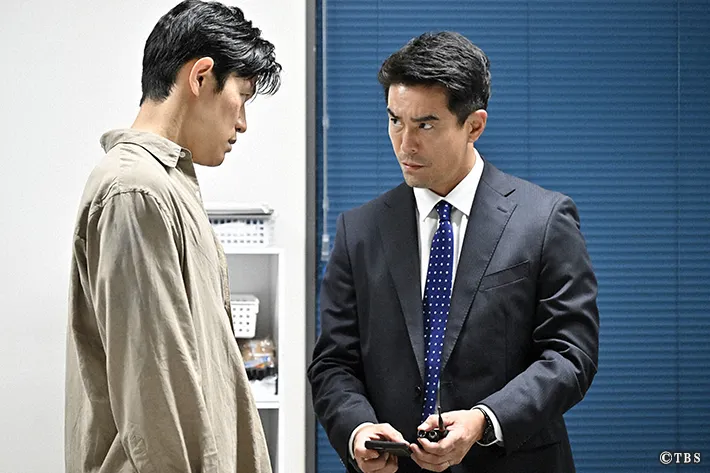 『リブート』に出演する鈴木亮平さんと伊藤英明さんが写る場面写真