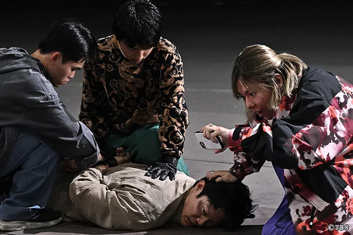 『リブート』に出演する鈴木亮平さんと藤澤涼架さんが写る場面写真