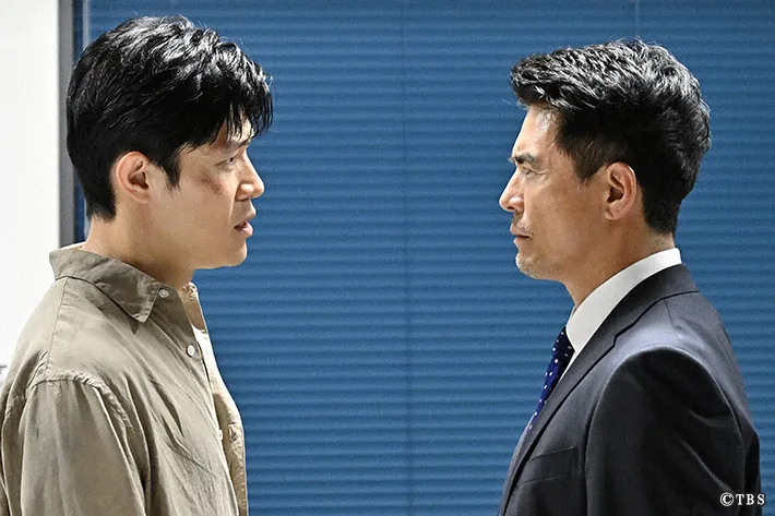 『リブート』に出演する鈴木亮平さんと伊藤英明さんが写る場面写真