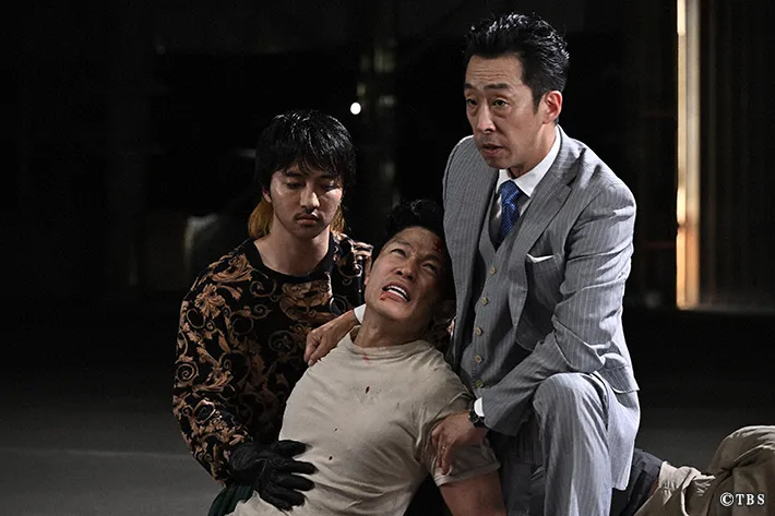 『リブート』に出演する鈴木亮平さんと北村有起哉さんが写る場面写真