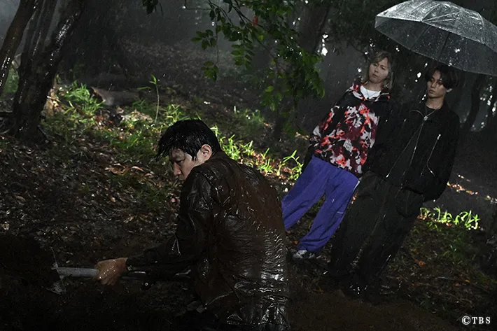 『リブート』に出演する鈴木亮平さんと永瀬廉さんと藤澤涼架さんが写る場面写真