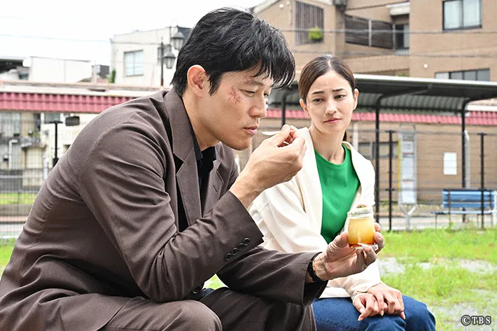 『リブート』に出演する鈴木亮平さんと黒木メイサさんが写る場面写真